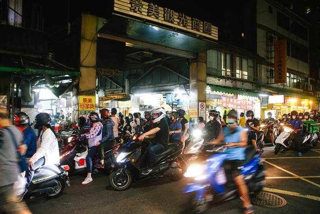 周末假日晚上，景美夜市擠滿逛街及覓食人潮。中央流行疫情指揮中心指揮官陳時中日前於疫情記者會表示，近期研議開放戶外空曠處、空氣流通且人少之處，鬆綁強制戴口罩的規定，但他表示，夜市脫口罩以及邊走邊吃，是絕對不會開放的。（鄧博仁攝）
