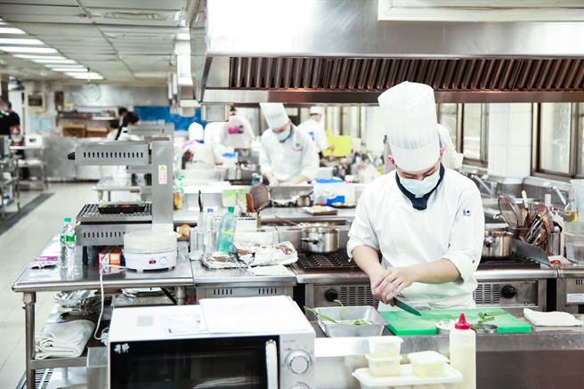 第51届全国技能竞赛，高雄场10月2日举行中、西餐烹饪和旅馆接待赛事最后竞技，图为西餐烹饪选手比赛情形。（劳动部劳发署高屏澎东分署提供／石秀华高雄传真）