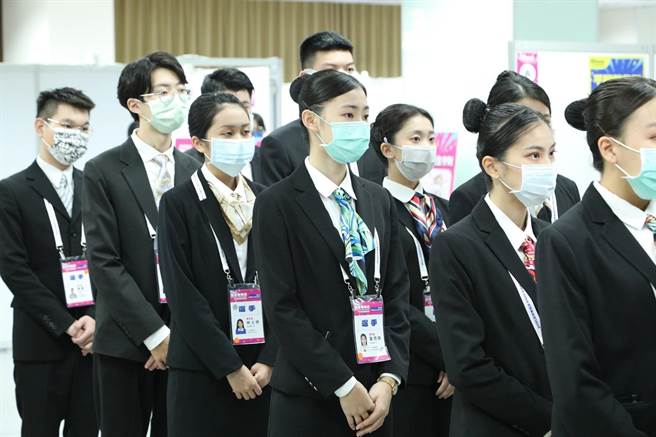 参加旅馆接待的选手展现优雅仪态参加比赛。（劳动部劳发署高屏澎东分署提供／石秀华高雄传真）