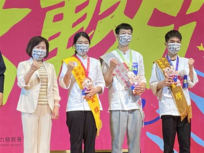 劳动部长许铭春颁发奖项给中餐烹饪竞赛获胜的3名选手。（石秀华摄）