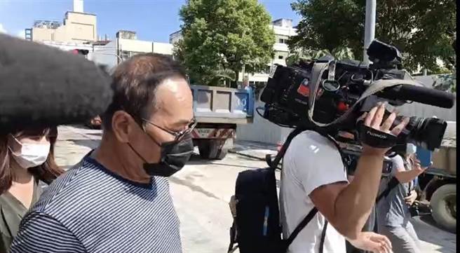 花蓮地檢署今下午複訊被告陳姓工地負責人、劉姓建築師、鄭姓拆除承包商負責人，將朝公共危險罪偵辦，3人在晚間6點45分訊問完畢，均以10萬交保。（王志偉攝）