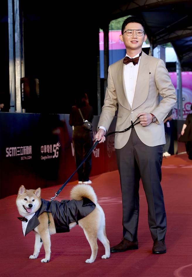 金钟奖星光大道，图为主持人视网膜。(陈俊吉摄)