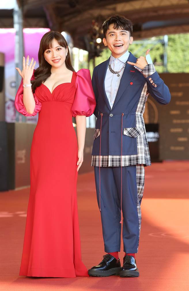 金钟奖星光大道，图为主持人黄豪平(右)、蔡尚桦。(陈俊吉摄)