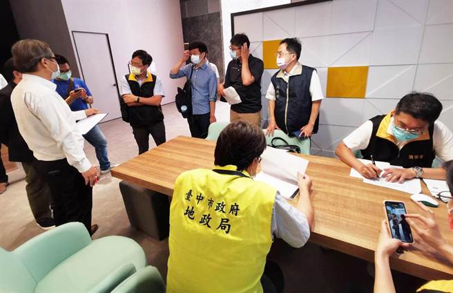 泓瑞建设公司在台中市北屯区「崇德荟」预售屋建案引发争议，地政局等单位展开联合稽查。（台中市政府地政局提供）