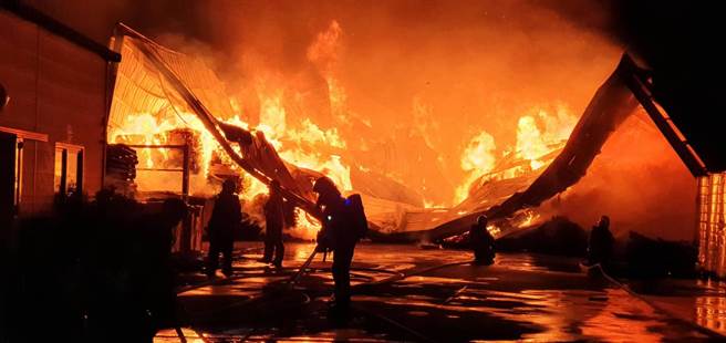 彰化大村5000坪紙業工廠烈焰狂燃，3名員工燒傷送醫。（彰化縣消防局提供／吳敏菁彰化傳真）