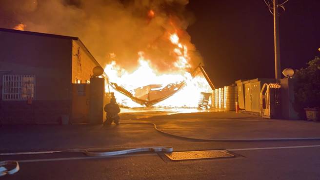 彰化大村5000坪紙業工廠烈焰狂燃，3名員工燒傷送醫。（彰化縣消防局提供／吳敏菁彰化傳真）