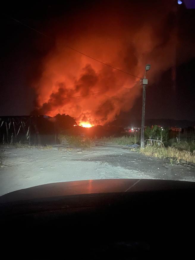 彰化大村5000坪紙業工廠烈焰狂燃，3名員工燒傷送醫。（彰化縣消防局提供／吳敏菁彰化傳真）