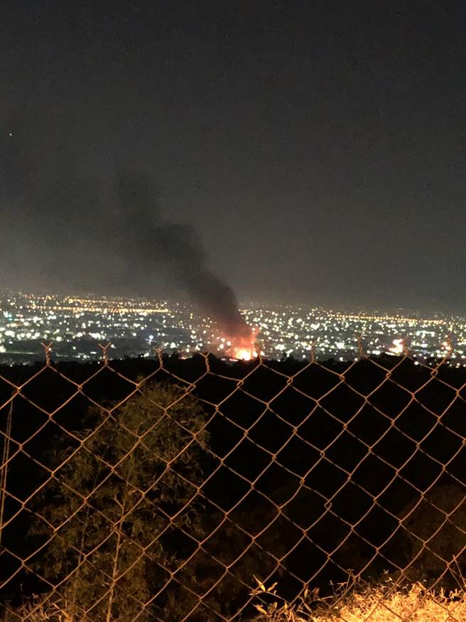 彰化大村5000坪紙業工廠烈焰狂燃，3名員工燒傷送醫。（彰化踢爆網提供／吳敏菁彰化傳真）