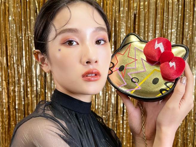 植村秀、欧舒丹、INTEGRATE近期推出HELLO KITTY限定联名美妆，图中为植村秀摇滚潮趴10色眼影盘。（邱映慈摄）