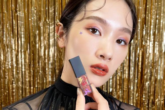 MODEL示范无色限奶油缎光唇釉蜜桃马丁尼Peach martini。（邱映慈摄）