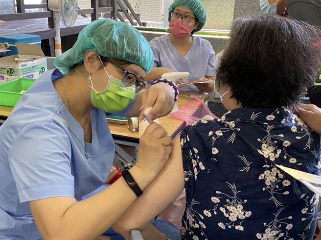南投縣今天起3天為66歲以上長者進行莫德納第二劑施打作業。（南投縣府提供／陳淑芬南投傳真）
