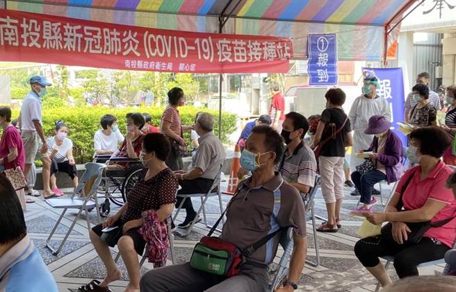 南投縣今天起3天為66歲以上長者進行莫德納第二劑施打作業。（南投縣府提供／陳淑芬南投傳真）