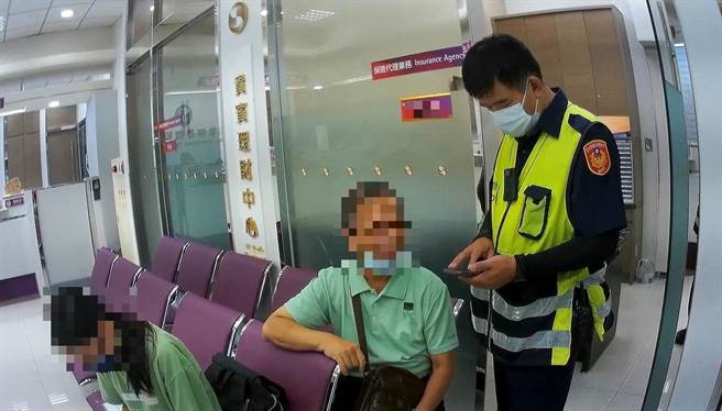 警方向陈翁解说假投资诈骗手法，才打消他匯款念头。(翻摄照片／林郁平台北传真）
