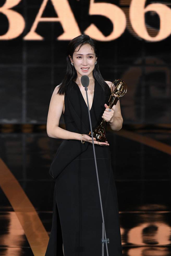 第56届金钟奖颁奖典礼。图为迷你剧集最佳女配角奖黄瀞怡（小薰）。（三立电视提供）