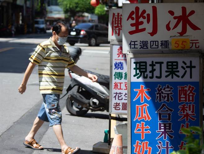 中央氣象局指出，明天各地大多天氣多雲到晴，水氣偏少，溫度仍偏悶熱，外出注意高溫。（資料照／羅永銘攝）