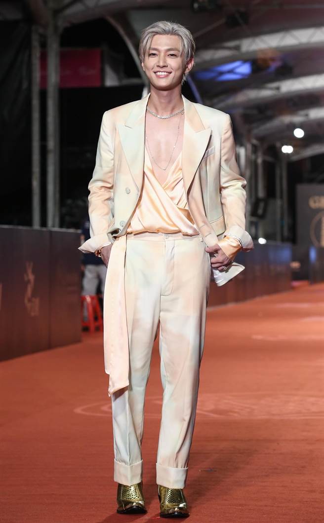 炎亚纶深V秀胸肌，千万Tiffany黄钻上身，不让女星专美。（本报摄影中心）