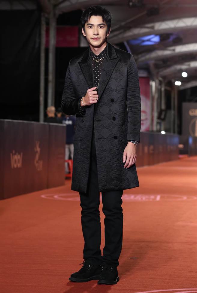 曾敬骅以一袭黑色正装搭配TIFFANY珠宝，以金炼取代领结，充满庞克时尚。（本报摄影中心）