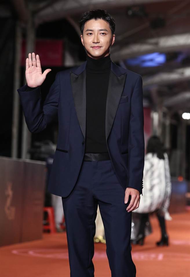 江宏杰穿BOSS西装，风格优雅简约，符合他运动员又兼具好爸爸的好男人形象。（本报摄影中心）