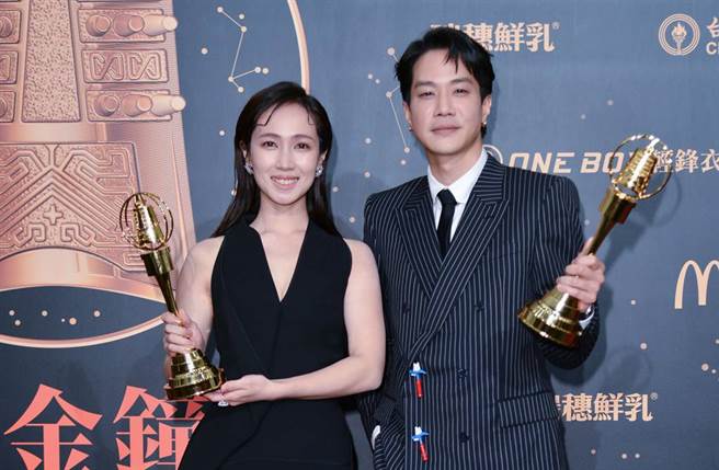 第56届金钟奖颁奖典礼。图为迷你剧集女主角小熏、迷你剧集男主角奖薛仕凌。（三立电视提供）