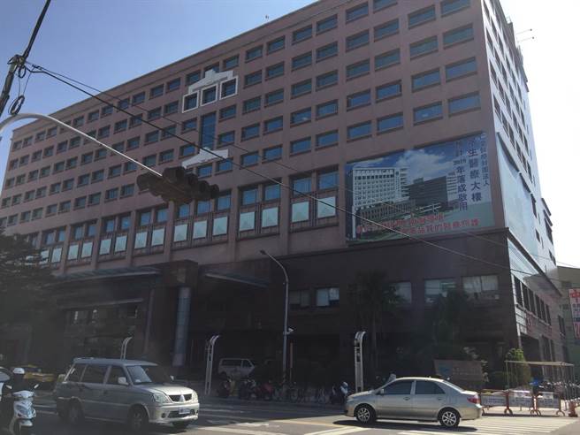 台中大里树王路发生家暴案，一名13岁少女疑被父亲施暴受伤送大里仁爱医院急诊救治。（冯惠宜摄）