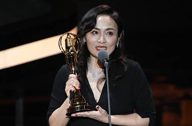 徐堰铃夺下「迷你剧集／电视电影女主角奖」。(图／三立提供)