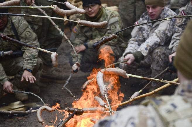 多年来一直有传闻，称美军藉由在伙食中添加硝石，藉此降低新兵性欲，不过官方已正式驳斥这种说法。（图／DVIDS）