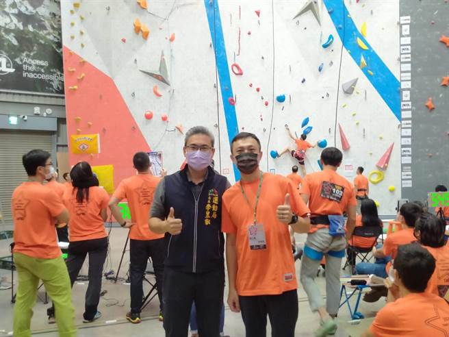 运动局长李昱叡与Dapro攀岩馆执行长阮隽咏。(台中市政府提供)