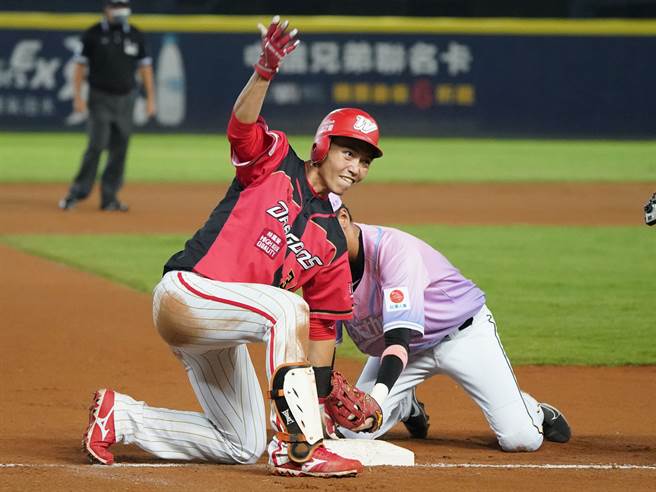 味全龙队张佑铭敲出生涯首支三垒安打，开启球队攻势。（味全龙提供）