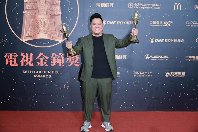 《全明星运动会》夺下益智及实境节目奖、节目创新奖，制作人上台代表领奖。（三立电视提供）