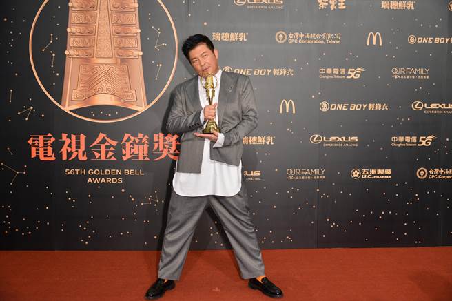 曾国城以《一字千金—斗字英雄会》一举夺下「益智及实境节目主持人奖」。（三立电视提供）