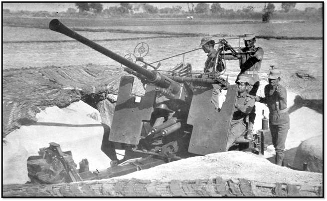 印军已实际测试一款与波佛斯40公厘快炮整合的无人机反制系统。图为印军操作波佛斯快炮。（图／印度陆军脸书）