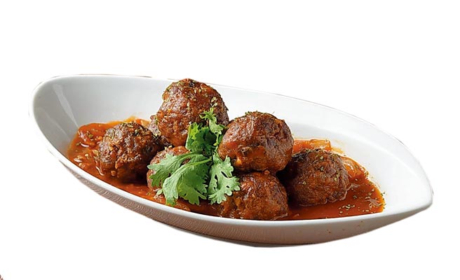 〈海地式辣味番茄牛肉丸〉利用蔬菜与白酒醋温和巧妙的转化了牛肉脂肪的厚重感，此道菜通常搭配白米饭或豆子饭吃食。图／外交部