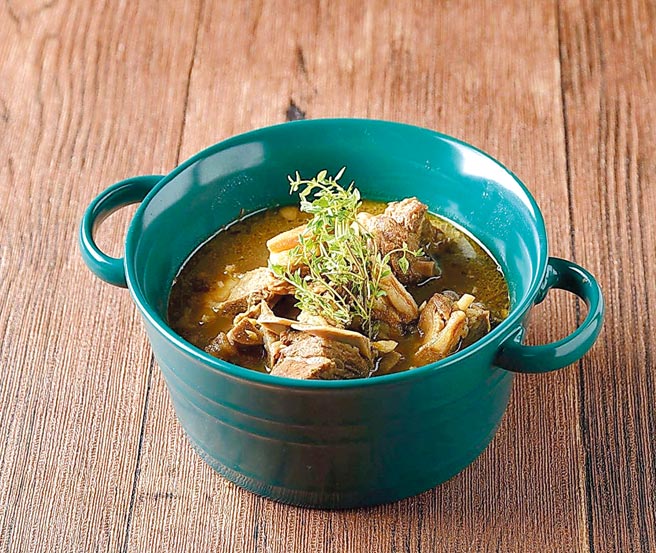 〈圣克里斯多福炖羊肉汤〉是圣克里斯多福的国民菜，也是每个家庭团聚常吃的家宴菜。图／外交部