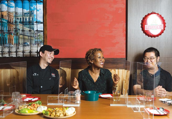 圣克里斯多福及尼维斯大使查丝敏‧哈菁丝（中），亲自前往ABV BAR ＆ KITCHEN加勒比海餐酒馆讨论菜式及试菜。图／外交部