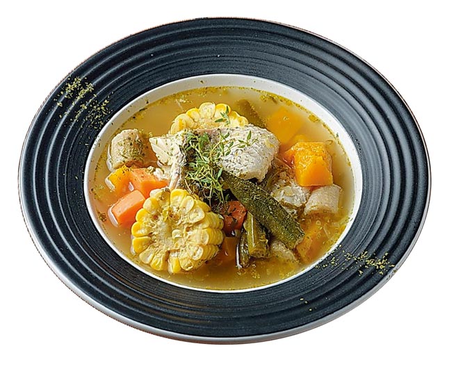 〈圣露西亚青酱鱼汤〉是用新鲜的鲈鱼，搭配南瓜、地瓜、红萝卜、玉米、绿香蕉炖煮，再加入用多种蔬菜香料调制的青酱熬煮入味鲜汤。图／外交部