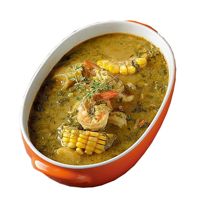 〈圣文森及格瑞那丁式鲜蔬炖虾〉是以海鲜、芋头叶或苋菜搭配大蒜、洋葱、胡椒、香蕉和椰奶，一同熬煮到软绵入味。图／外交部