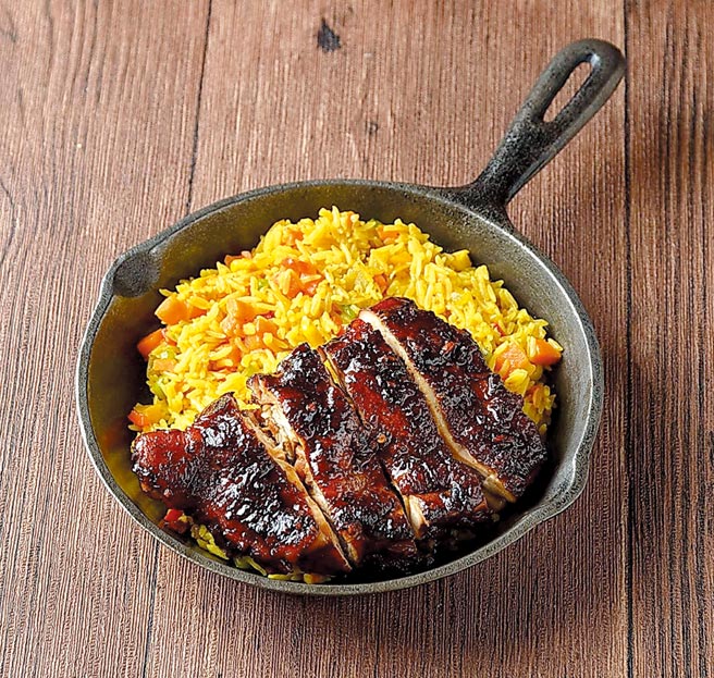 〈圣文森及格瑞那丁式炖鸡佐金黄蔬菜饭〉的鸡肉口感柔嫩并带焦糖香气、微甜辛口。图／外交部