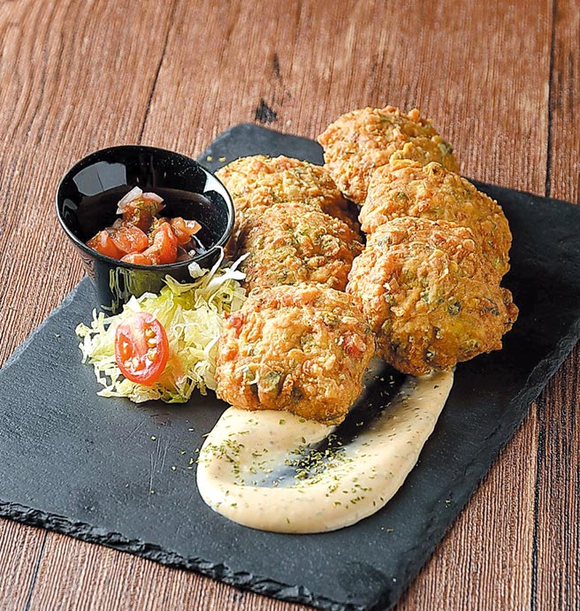 〈圣露西亚炸鳕鱼饼〉是以咸鲜鳕鱼搭上各类蔬菜的甘甜，及姜黄和辛香咖哩。图／外交部