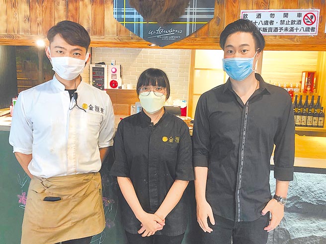 醒吾科大餐旅系学生林沛伃（中）与负责人温文（左）及店长黄宏裕相处融洽，很开心自己能在这个环境实习。图／醒吾科大提供