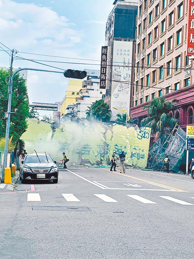 花蓮市漫波飯店1日下午拆除時突然倒塌，隨後轟隆巨響揚起土礫灰塵，整棟建築橫倒馬路，壓毀停車，驚悚畫面全被轎車行車記錄器拍下。（民眾提供）