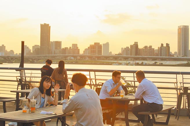 国内疫情平稳，中央流行疫情指挥中心拟对警戒规定再松绑，民眾在户外空旷地活动，单独1人或与家人同行可望免戴口罩，最快1日可实施。（张铠乙摄）