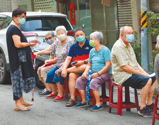 今年公费流感疫苗1日开打，符合资格的民眾将分两阶段进行接种，直到632万剂打完为止，北市不少长者在开打前到里民中心设置的接种站外排队注射疫苗。（赵双杰摄）