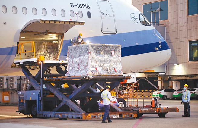 国内莫德纳疫苗短缺，近日却传出有高铁、台铁员工偽称是第三类高风险接触工作人员，到高雄联医成功接种第2剂莫德纳疫苗。图为第2批客制化标籤BNT疫苗1日清晨运抵桃园机场，地勤人员将装载疫苗的货柜从机舱卸下。（范扬光摄）