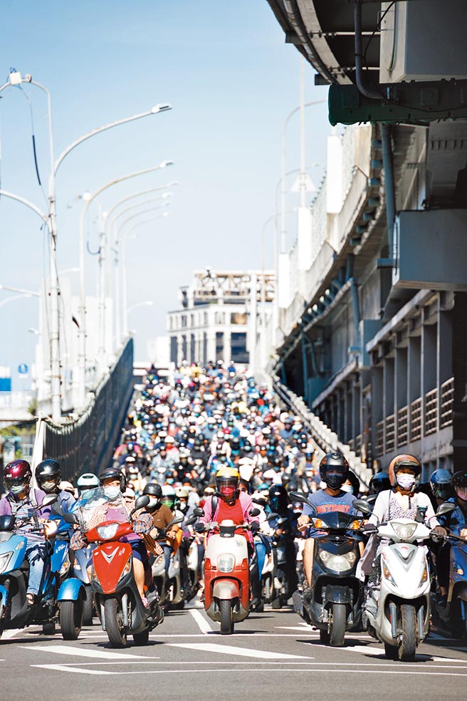 空气中可能夹带致肺癌金属元素，国内首度有研究点名需要关切的污染来源，台北交通排放也在列。（陈弘璋摄影）