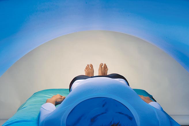 专家建议，男性55岁后、女性50岁后最好自费做肺部的低剂量电脑断层检查，并以此为基线值，后续定期追踪。（陈德信摄影）