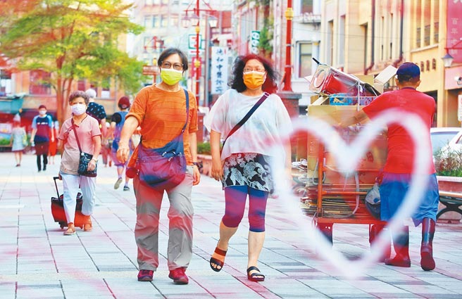 政院调查小组定调3＋11决策妥适，没书面纪录也不影响适法性，政院企图从「法理」脱罪，自以为超完美切割，到底多冷血才能做出这种报告。图为国内新冠肺炎疫情平稳，民眾1日在北市永乐市场前广场散步。（张铠乙摄）