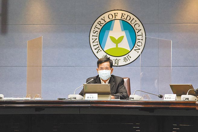 教育部昨安排国教署长彭富源说明学习歷程檔案遗失事件，未料他未出面，仅把两分多钟逐字读稿的音檔，PO在媒体群组，立委与教团齐轰太敷衍。图为教育部长潘文忠。（教育部提供）
