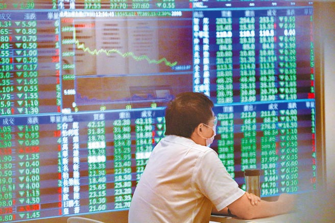 美股30日收盘重挫，台股1日开盘跟随美股走低，重跌400多点，掼破16700整数关卡，终场以下跌363.88点，收16570.89点，市场一片哀嚎，面对绿油油的股市表现，投资人荷包再度缩水。（罗永铭摄）