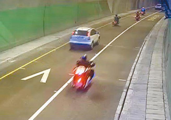 大型重机行驶苏花改，不得同车道併行。（宜兰县政府警察局提供／胡健森宜兰传真）