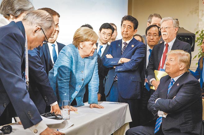 2018年G7领袖峰会期间，德国总理梅克尔（中）和美国总统川普（右）貌似针锋相对的照片，引发不少讨论。（美联社）